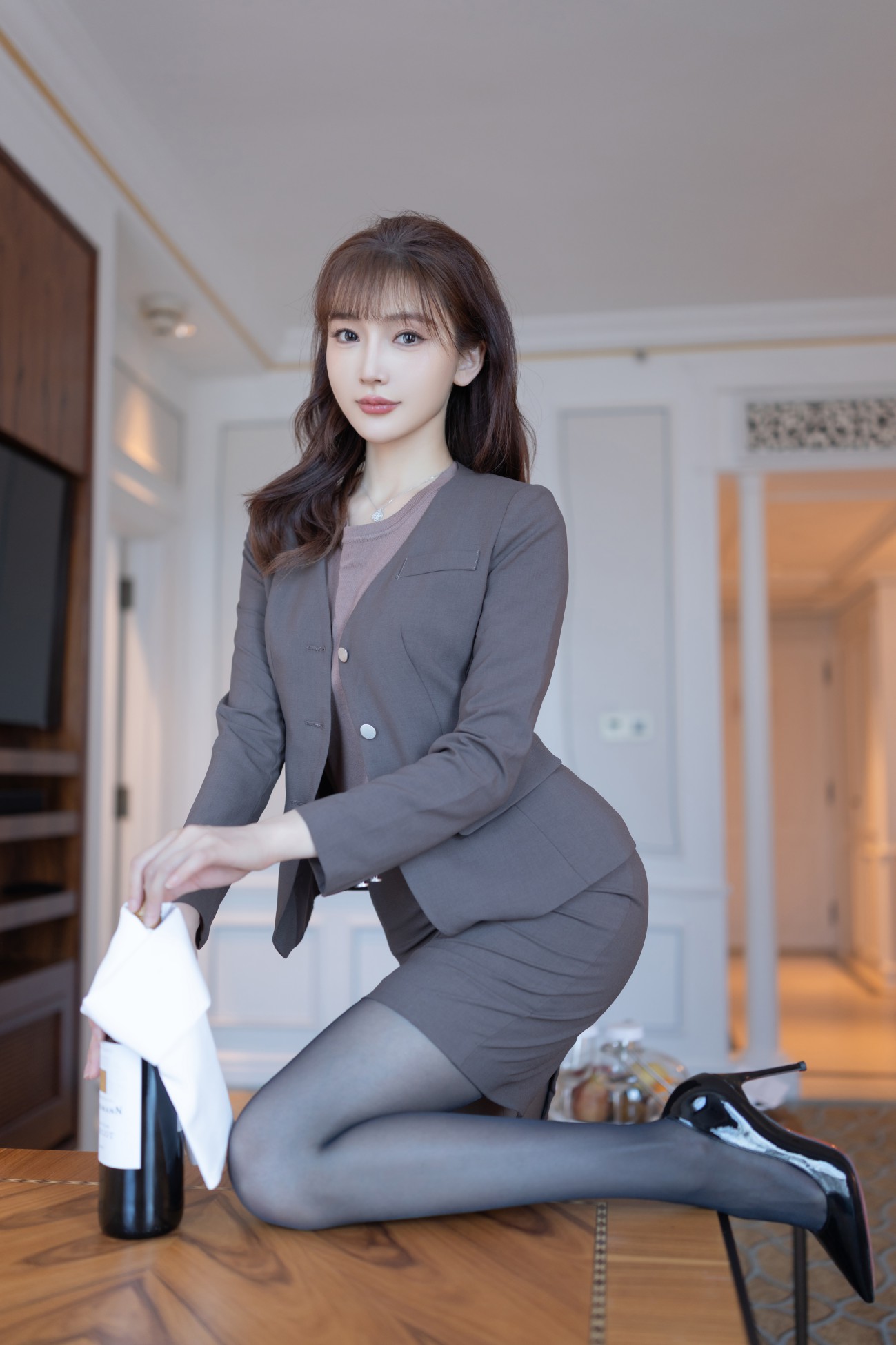 内购无水印 [XIUREN秀人网] NO.10850 陆萱萱黑丝女秘书+花絮视频 [89P+2V-2854MB]